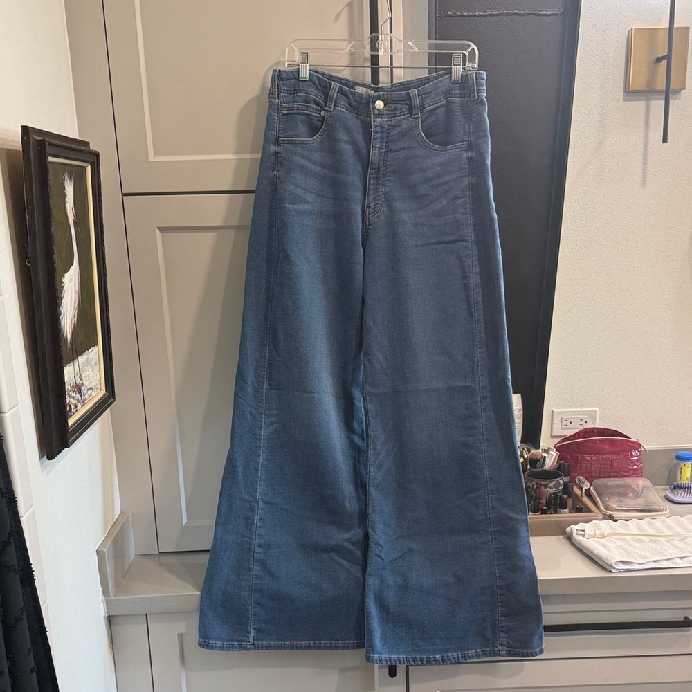 Pilcro Wide-Leg Jeans in Medium Blue Wash
Sweat pant jeans from Anthropology